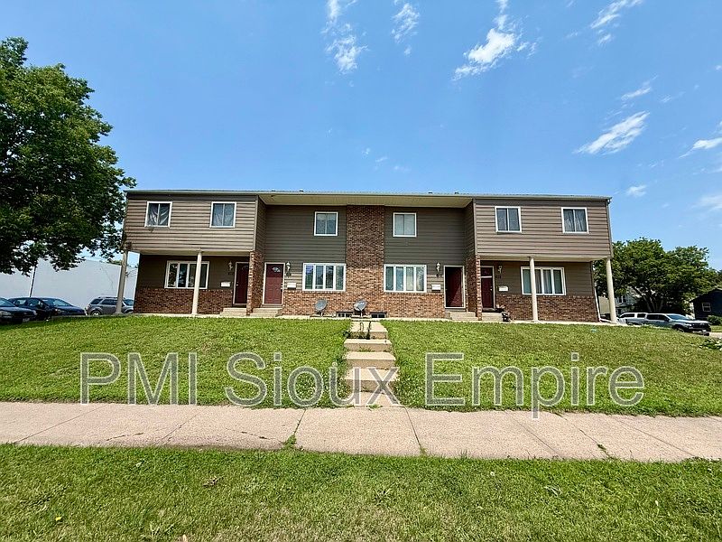 1st image of 614 E 6th St