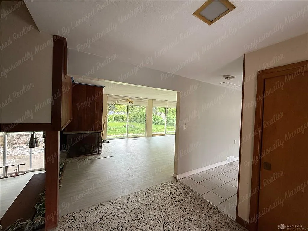 3 bed, 2.5 bath, 3100 sqft, $2,400 — Photo 4