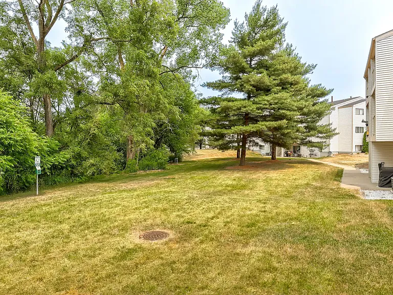 Country Knoll Apartments — Photo 16
