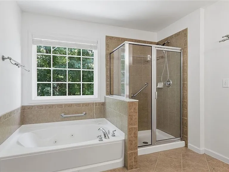 2540 Lansing Ln — Photo 12