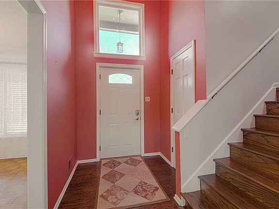 3rd image of 525 E 129th Ter