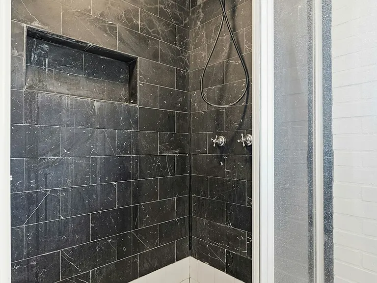 full bathroom #1