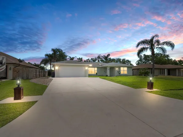 662 SE Starfish Avenue, Port St Lucie, FL 34983