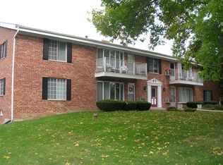 130 Heidel Rd APT 6, Mequon, WI 53092