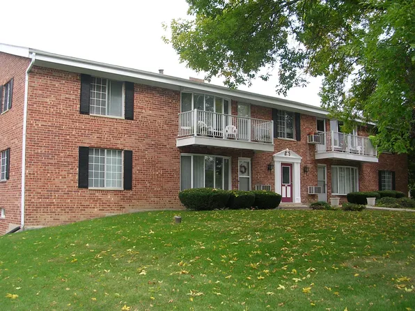 130 Heidel Rd APT 6, Mequon, WI 53092