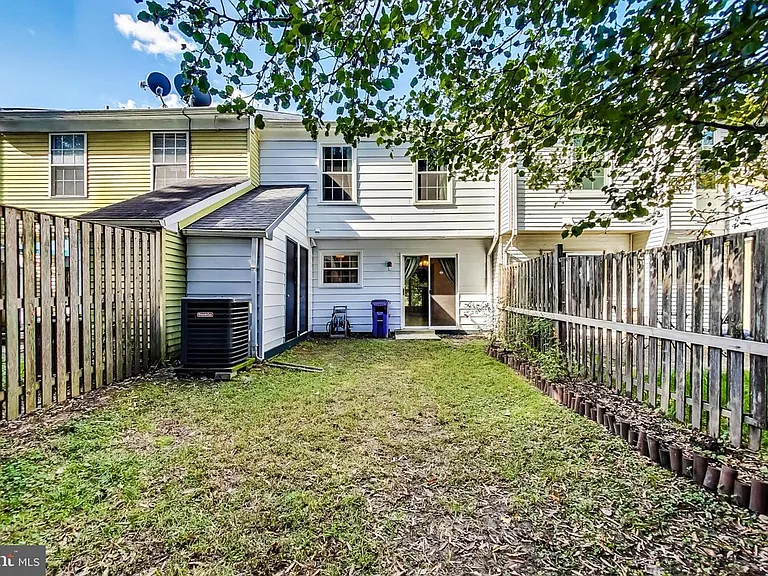2268 Prince Of Wales Ct — Photo 21