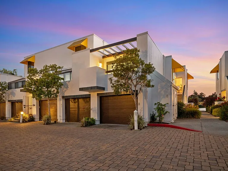702 Portofino Ln — Photo 9