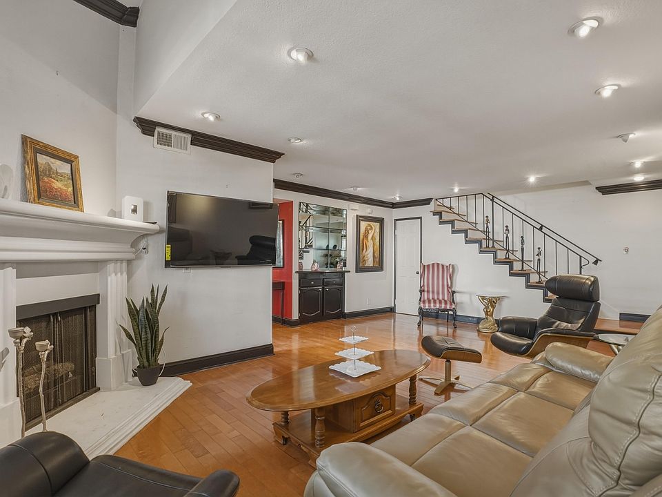 1st image of 21620 Burbank Blvd Unit 15