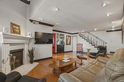 21620 Burbank Blvd #15 Photo 1