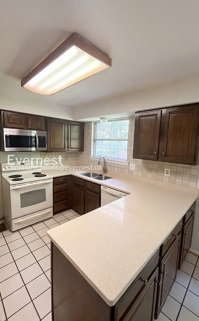 4 bed, 3.5 bath, 2738 sqft, $3,195 — Photo 4