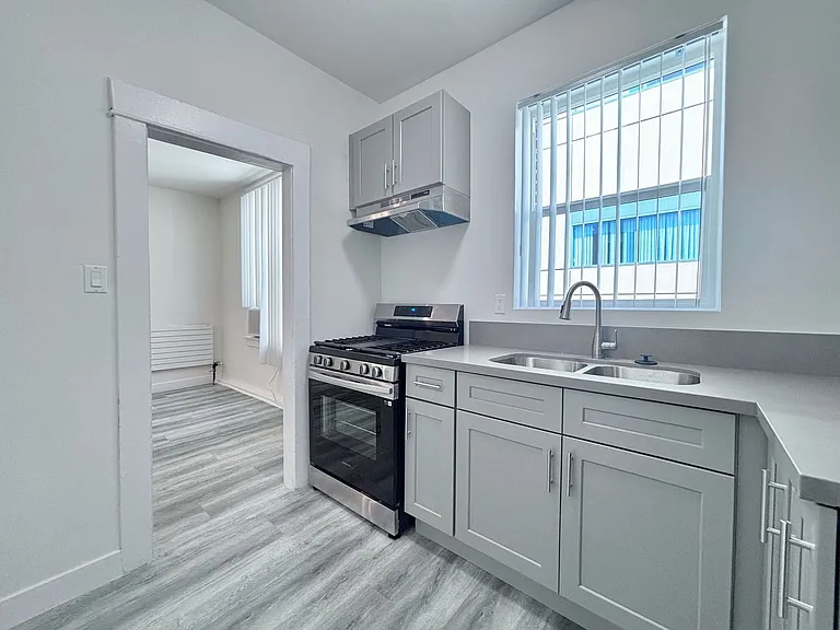 341 S Alvarado Street — Photo 3
