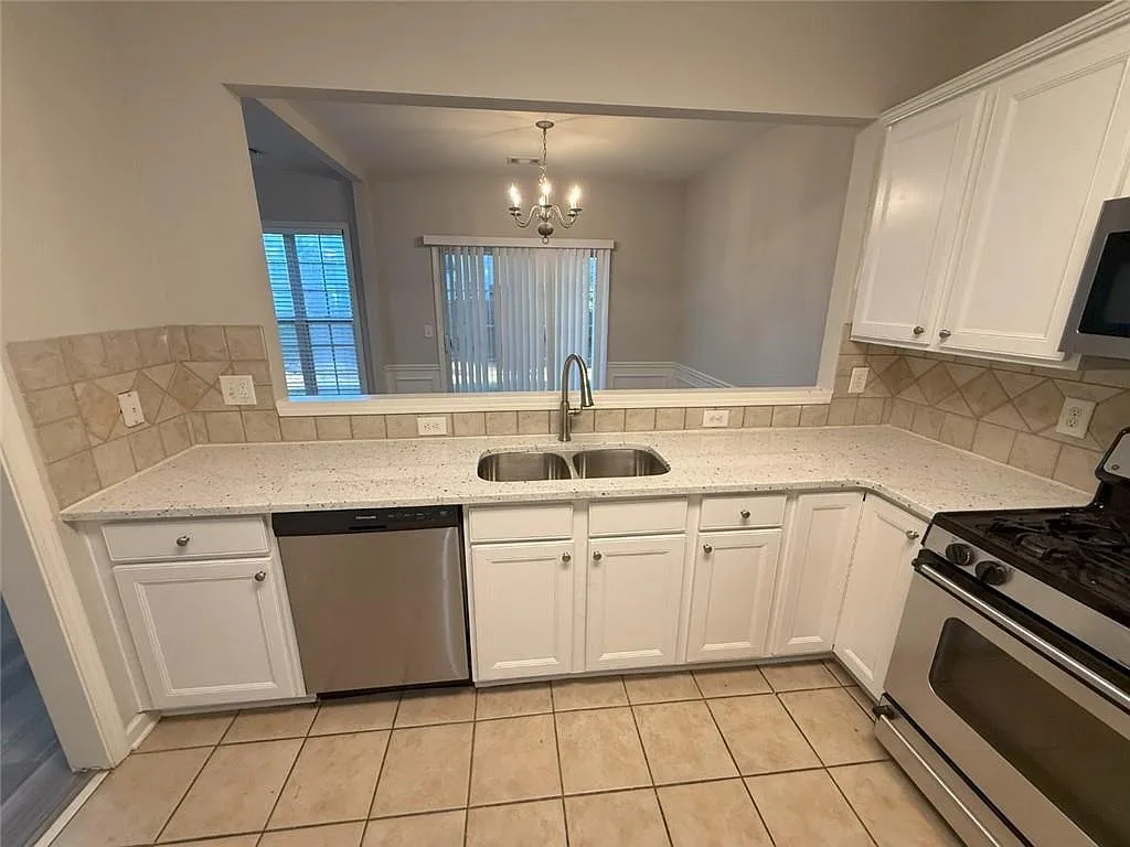 3 bed, 2.5 bath, 1750 sqft, $2,450 — Photo 4