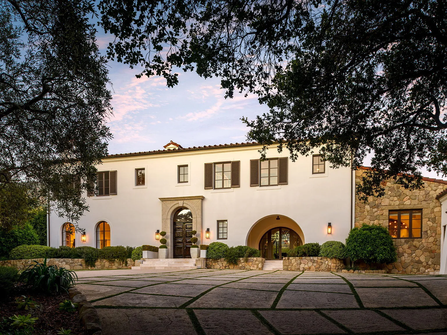 5 bed, 6.5 bath, 6416 sqft, $70,000 — Photo 1