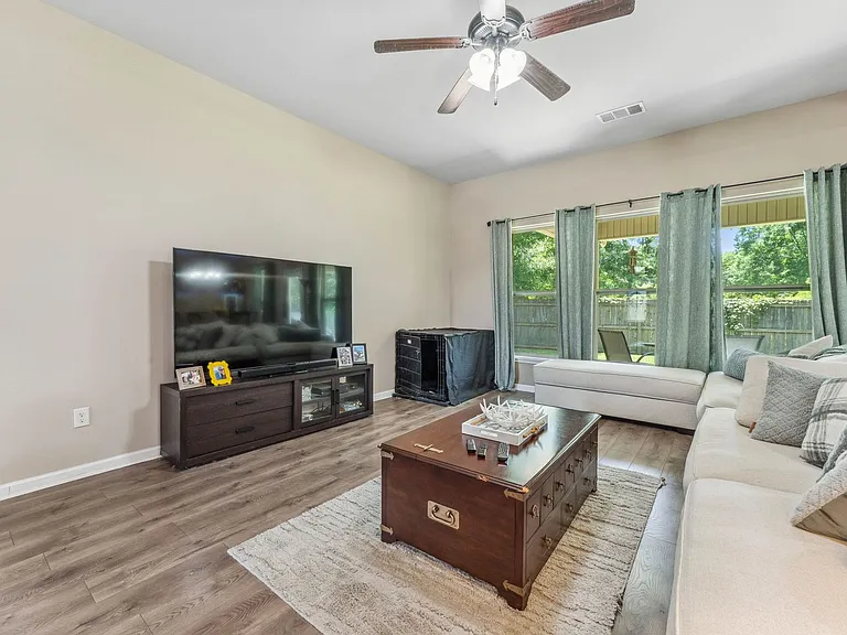 1041 Berkshire Dr — Photo 5