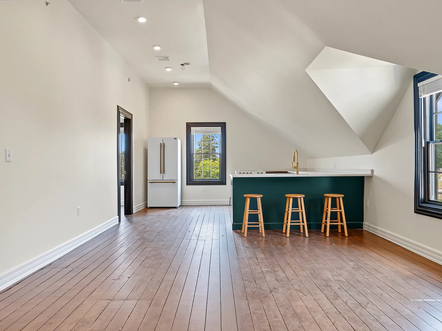 2 bed, 1010 sqft, $2,900 — Photo 1