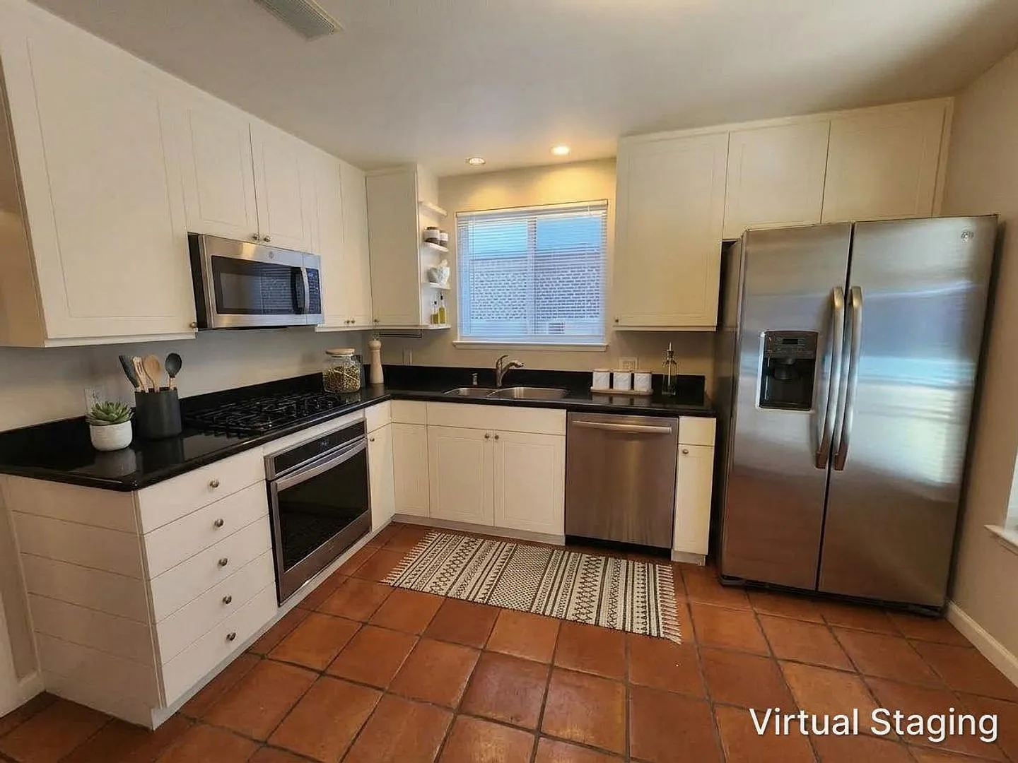Three bedroom house in San Mateo — Photo 4