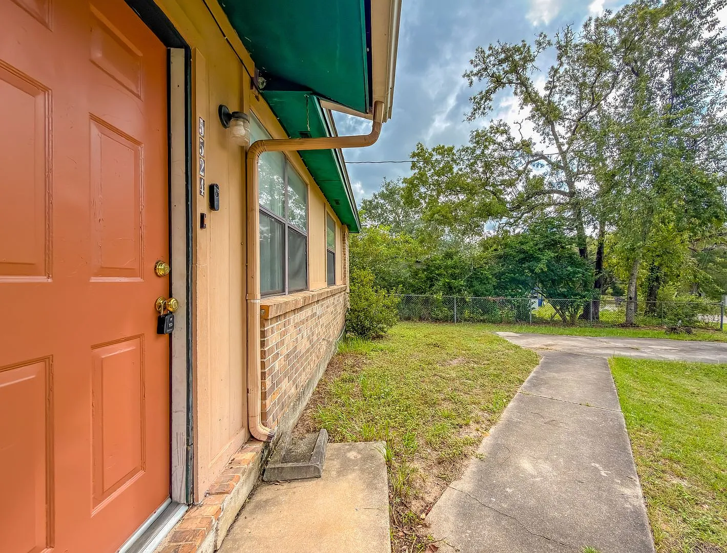 CUTE 2/1 w/ Huge Yard, Open Kitchen w/ Bar, Updated Shower, Newer Flooring/Paint! $1075 /month Av... — Photo 3