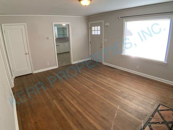 4th image of 2829 SE Van Water St