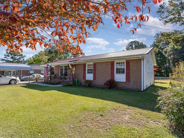 711 Regina Dr, Spring Lake, NC 28390