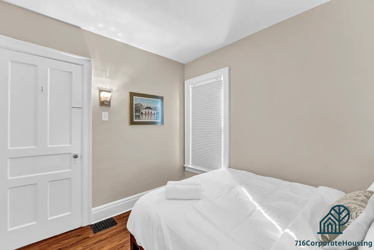 Building Photo - 1560 Delaware Ave #2