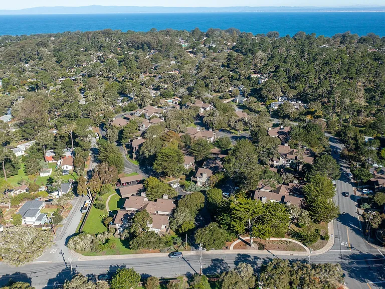 Seventeen Mile Drive Village Apartment Homes — Photo 19