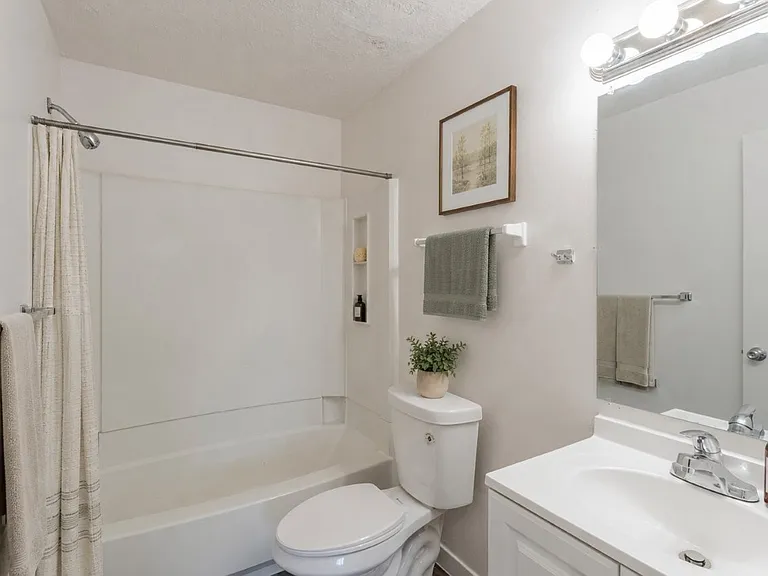 Creek Hill Apartment Homes — Photo 18