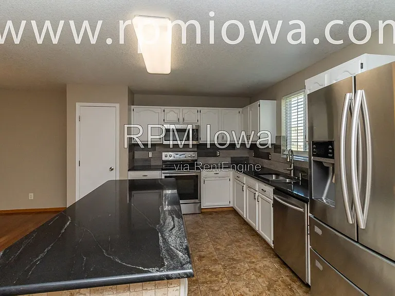 770 SE Harper Dr — Photo 3