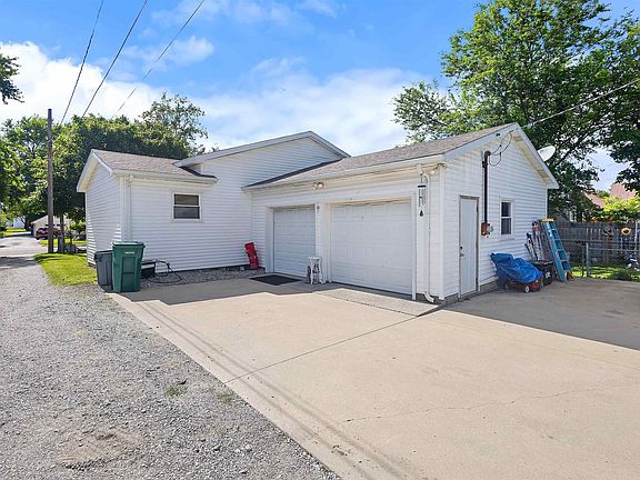 3rd image of 608 S Center St