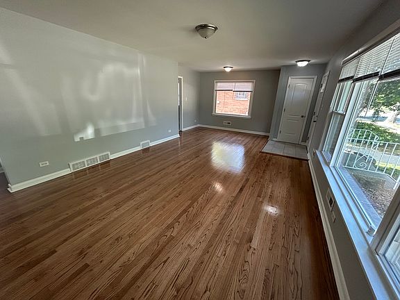 4th image of 609 E 160th Pl