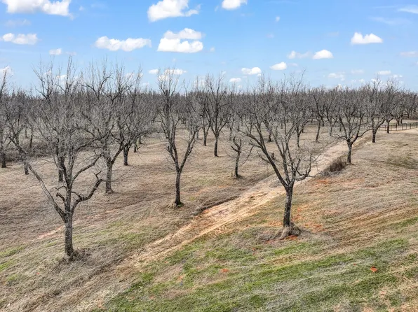 8419 W Landings Rd, Granbury, TX 76049