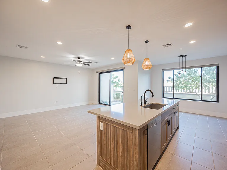 142 E Hearne Way — Photo 12