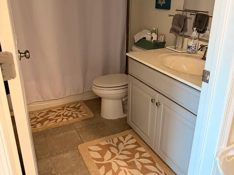 Guest Full BA with tub