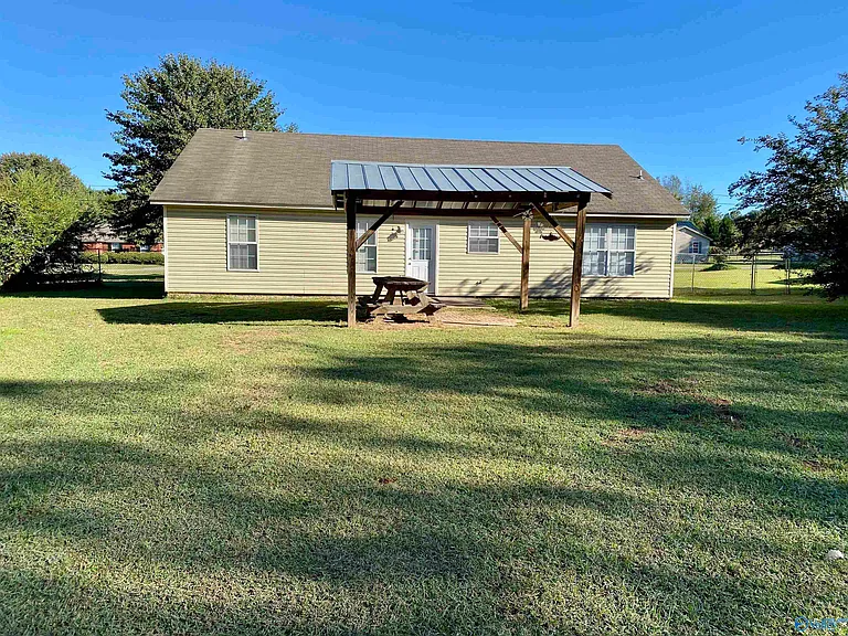242 Comet Dr — Photo 2