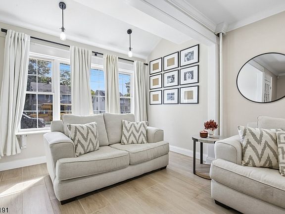 4th image of 17 Weston St