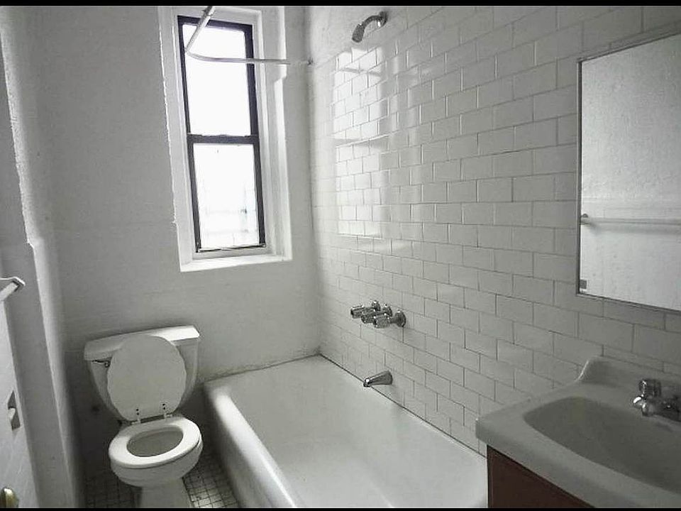 2nd image of 2095 Mohegan Ave APT 1A