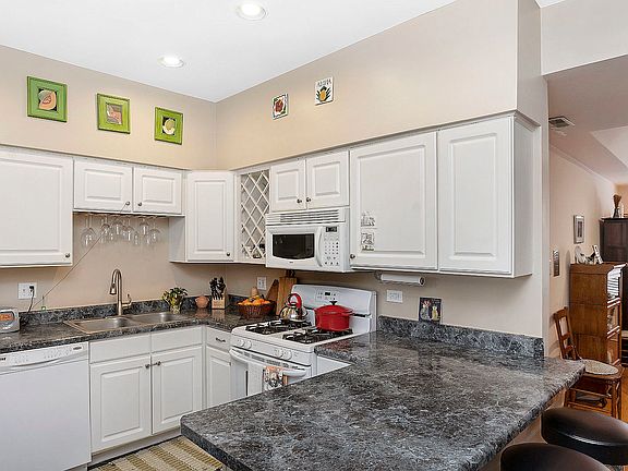 4th image of 1305 W Sunnyside Ave #1