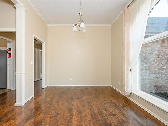 5th image of 900 S Spring Ln