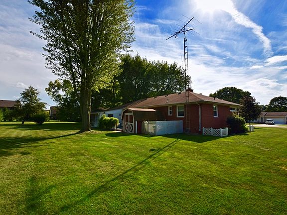 3rd image of 952 Forest Lawn Dr