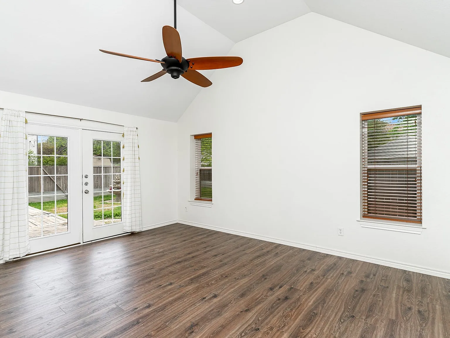 3 bed, 2.0 bath, 1754 sqft, $4,900 — Photo 4