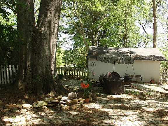 Entertain alot of friends and family on the great summer patio..