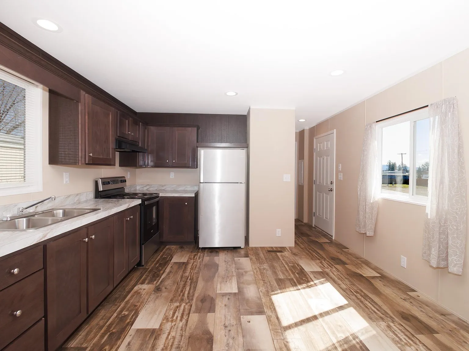 3 bed, 924 sqft, $1,350 — Photo 4