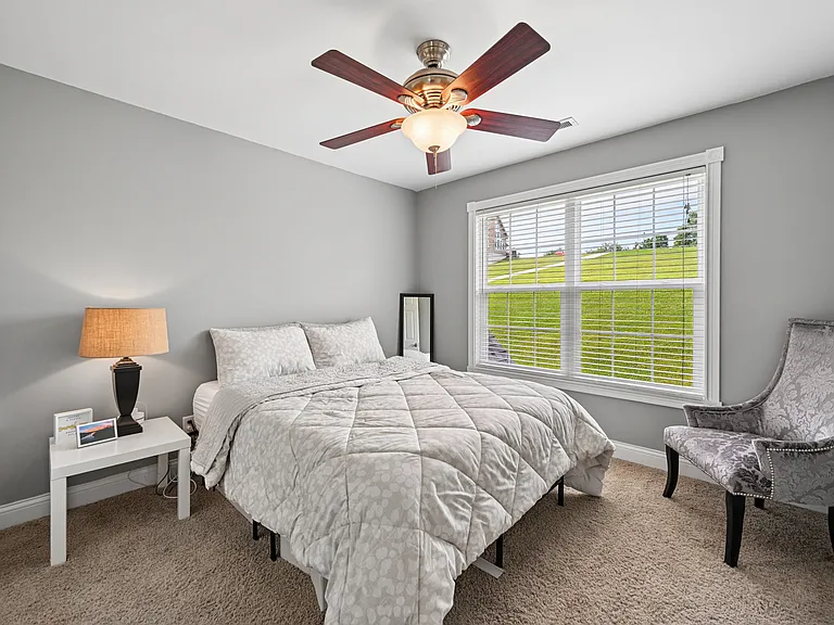 135 Harbour Pointe Dr — Photo 22