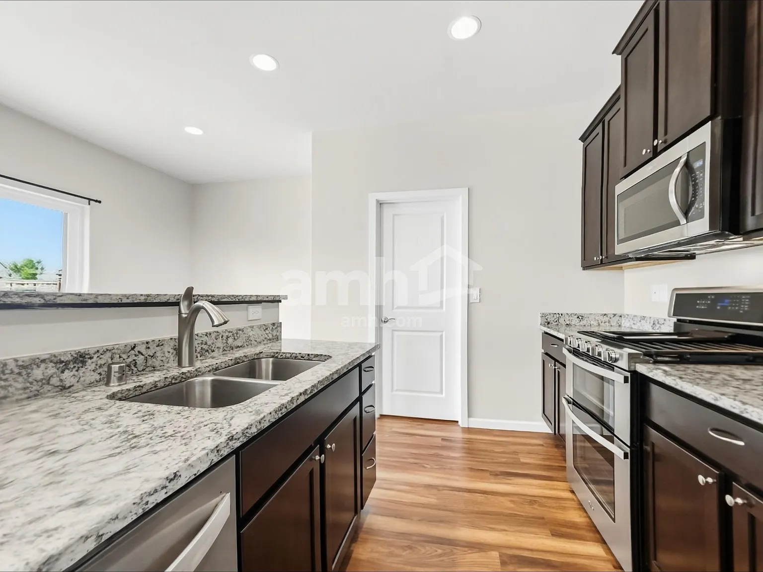 4 bed, 2.5 bath, 1843 sqft, $3,295 — Photo 4