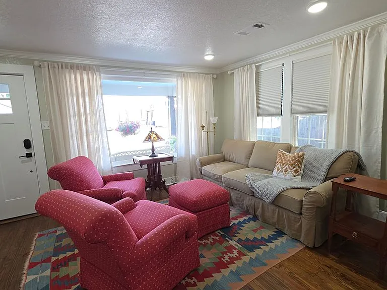 105 Pecan St — Photo 2