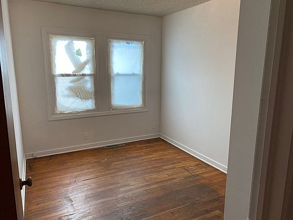 4th image of 818 N 80th Pl