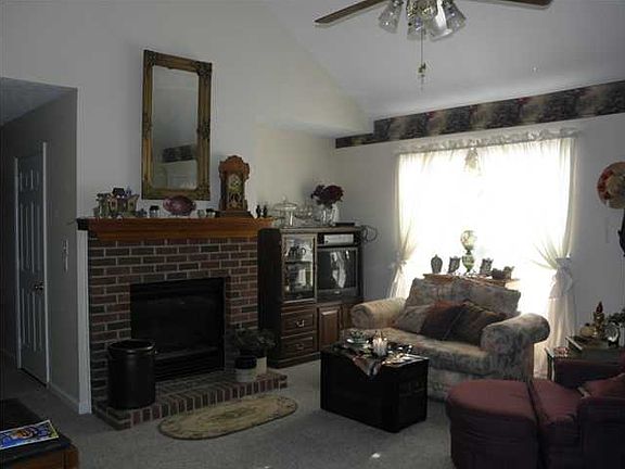 4th image of 135 Woodfield Cir