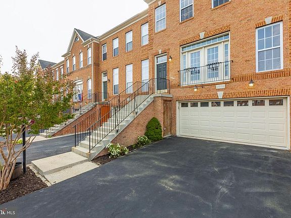 Oversized double garage & driveway