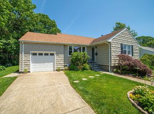 376 S 15th St, Lindenhurst, NY 11757