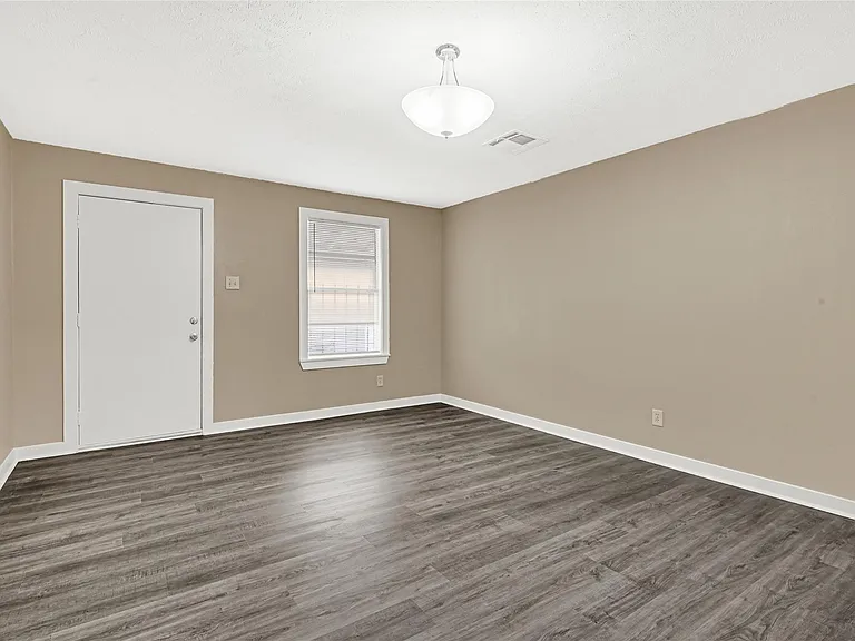 305 N Live Oak St — Photo 13