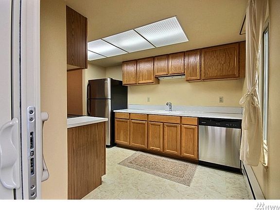 3rd image of 4737 W Lake Sammamish Parkway Se #A-108